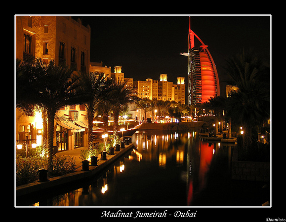 Madinat Jumeirah e il Burj Al Arab (in rosso)