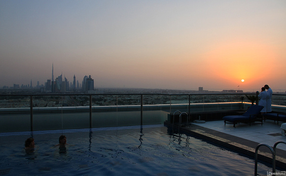 Dubai skyline al tramonto