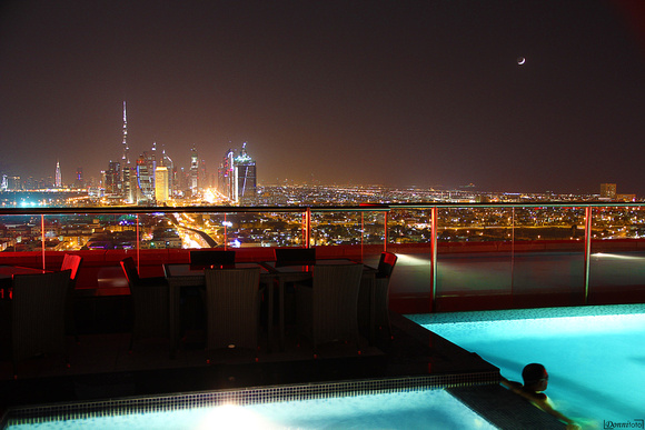 Dubai skyline (con piscina e luna)