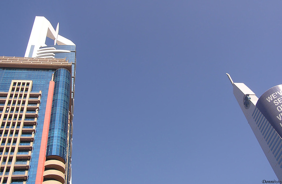 Grattacieli ipermoderni si ergono sulla Sheik Zayed Road