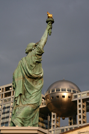 Tokyo - Odaiba - La statua della libertà e il palazzo della Fuji Television