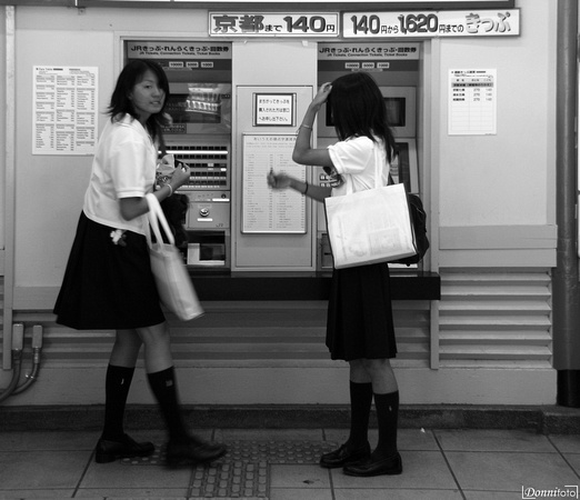 Kyoto - Studentesse in divisa alla stazione