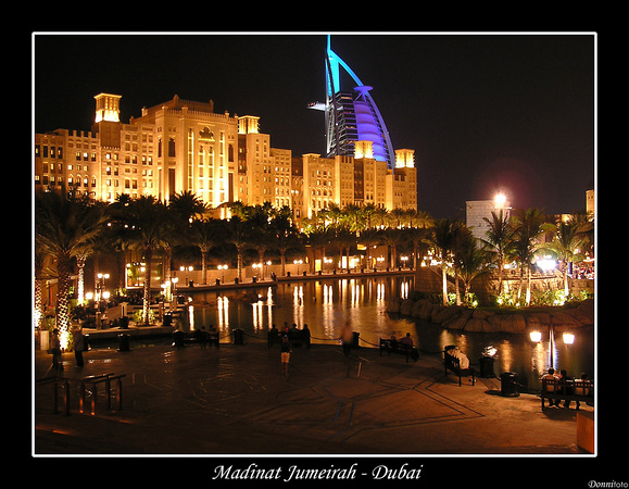 Madinat Jumeirah e il Burj Al Arab (in blu)